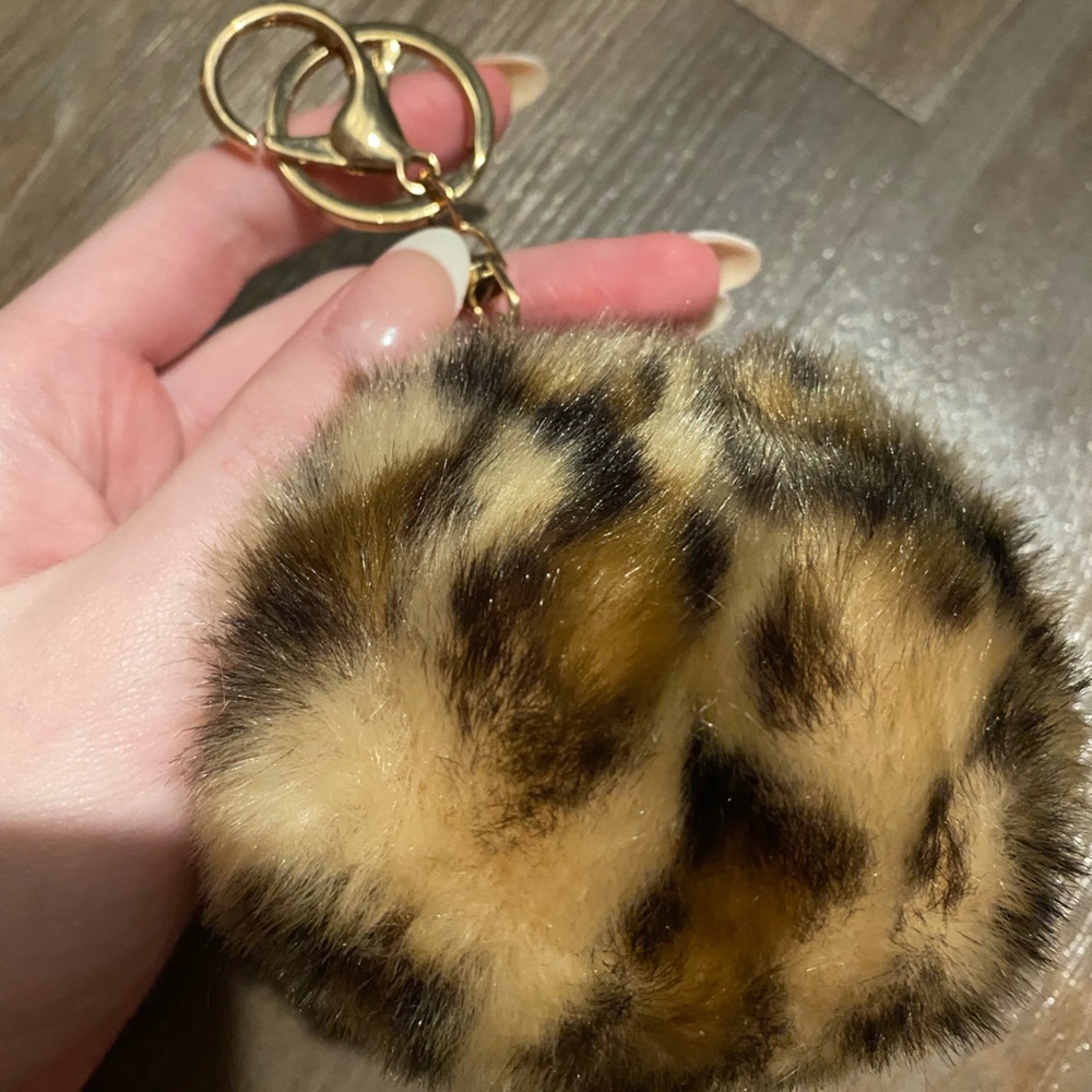 💖Cheetah Puff Ball Keychain